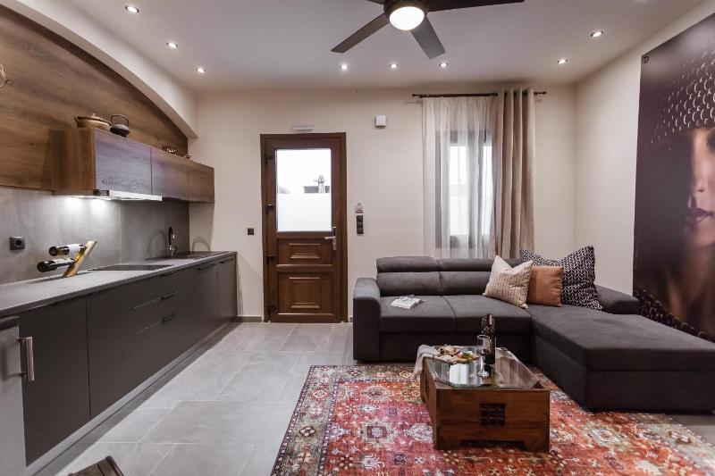 Utopia Luxury Suites - Old Town - image 9