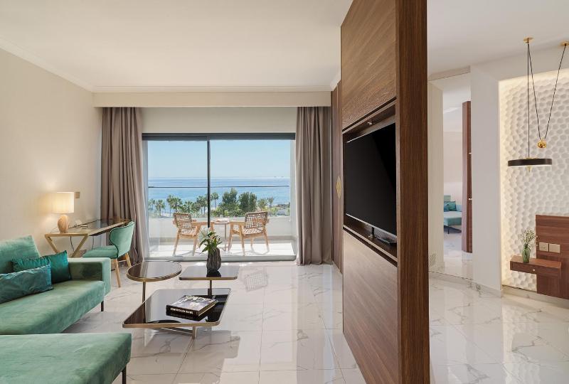 Executive Junior Suite with Sea View  image 3