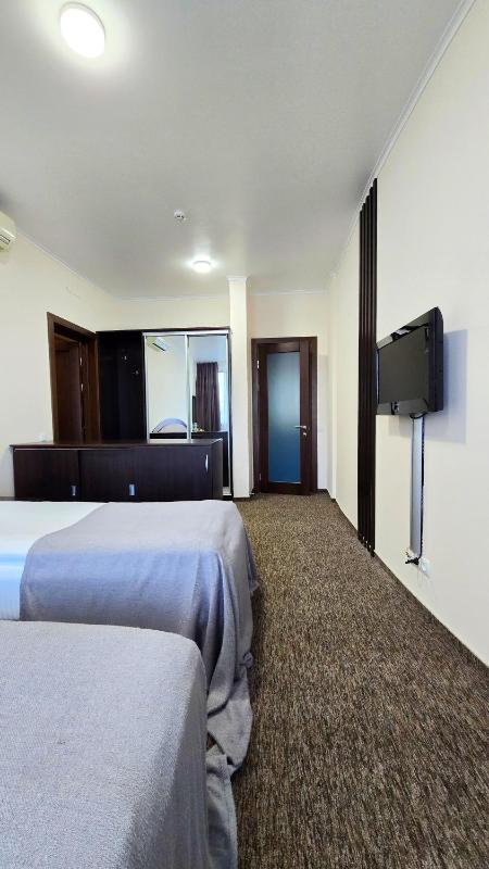 Twin Room image 4