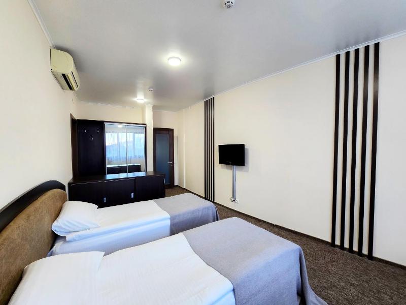 Twin Room image 3