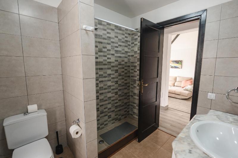 Three-Bedroom Bungalow image 4