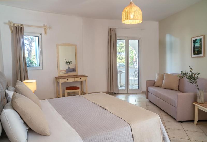 Triple Room with Garden View image 1