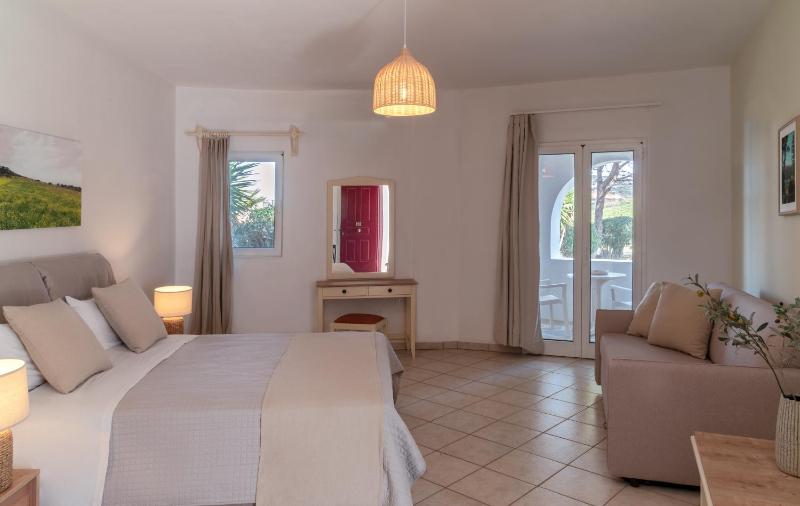 Triple Room with Garden View image 4