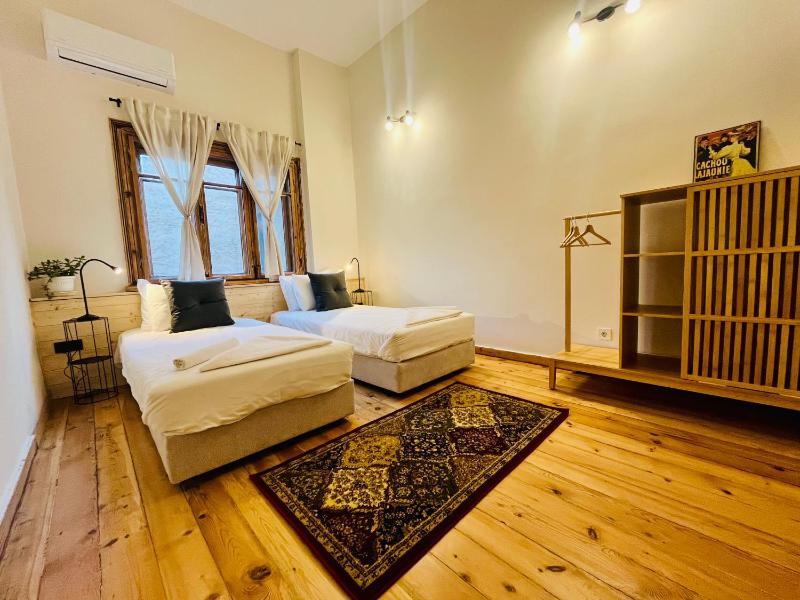 SKYLER VINTAGE APARTMENTS - image 2