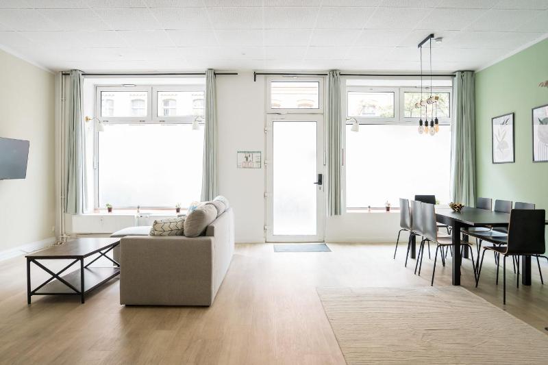 Spacious Family Apartment with 2 Bedrooms - image 13