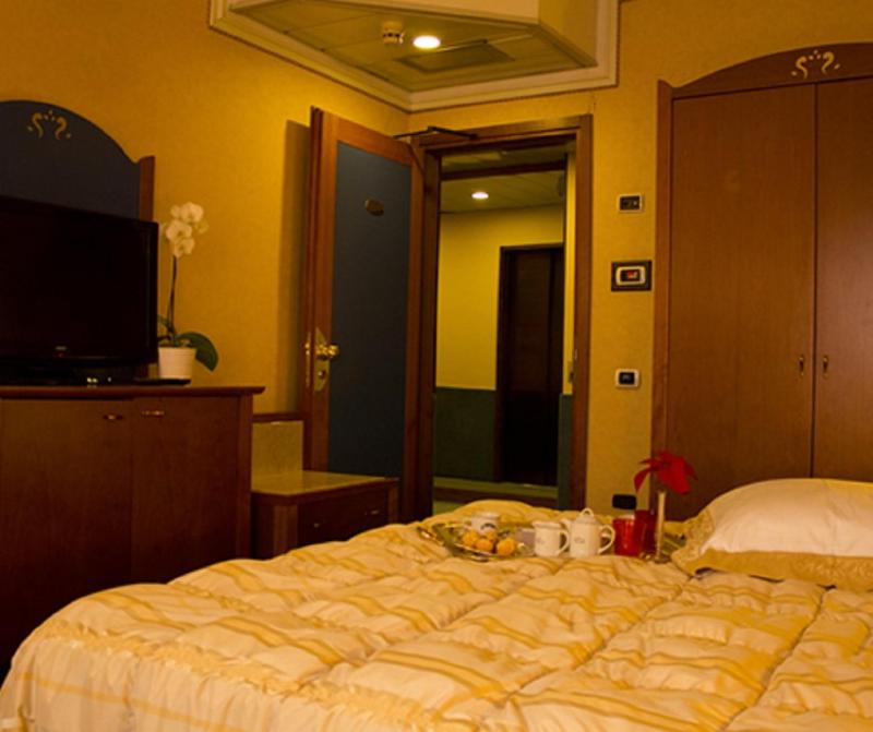 Twin Room image 4