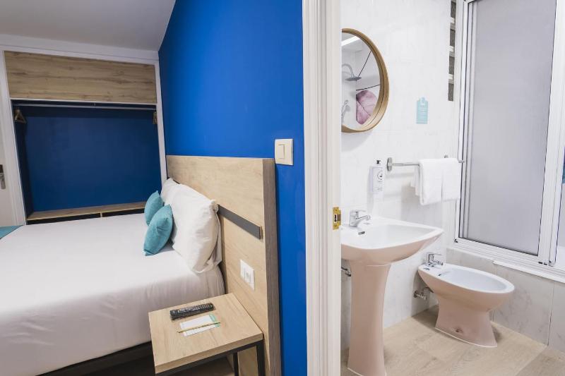 Double or Twin Room image 4