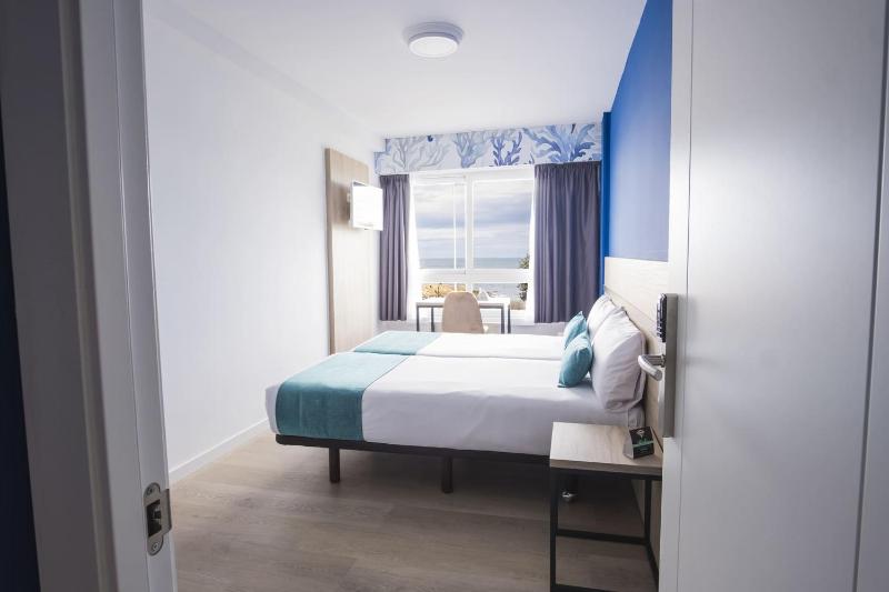 Double Room with Sea View image 4