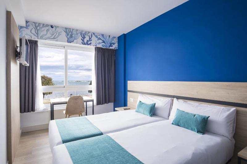 Double Room with Sea View image 3