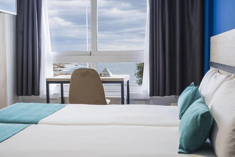 Double Room with Sea View image 2