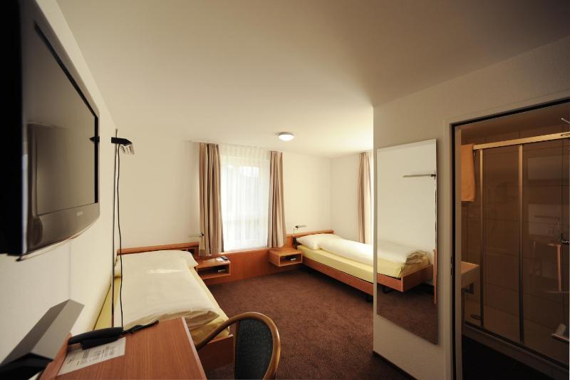 Classic Twin Room image 1