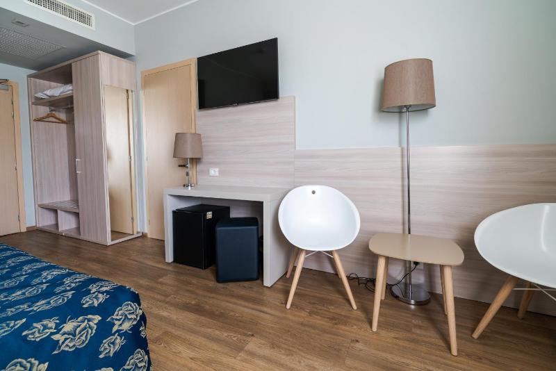 Double or Twin Room with Balcony image 4