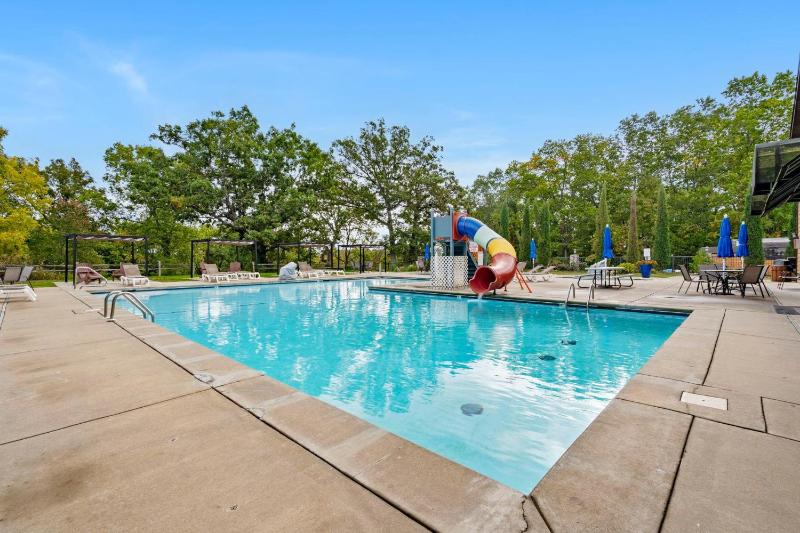 Lake View Getaway Near SDC with Hot Tub Games Large Deck & Free Daily Activities - image 4