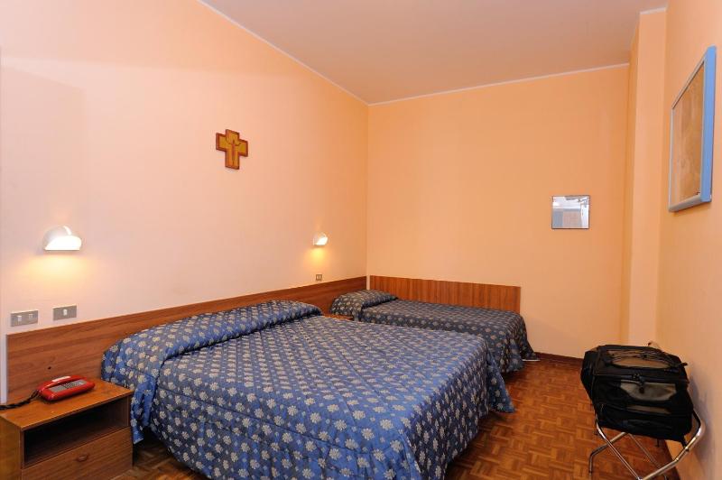 Standard Triple Room with Balcony image 2