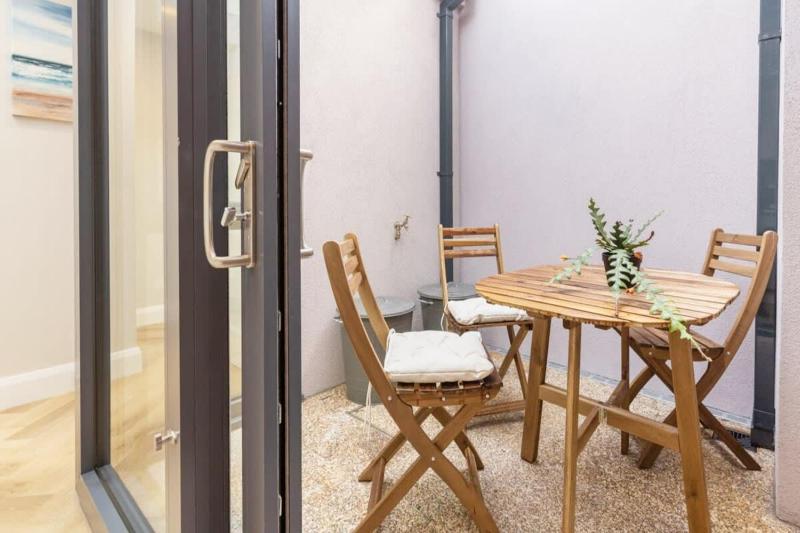 LOVELY 2bed HOME with patio & fast reliable WIFI - image 3