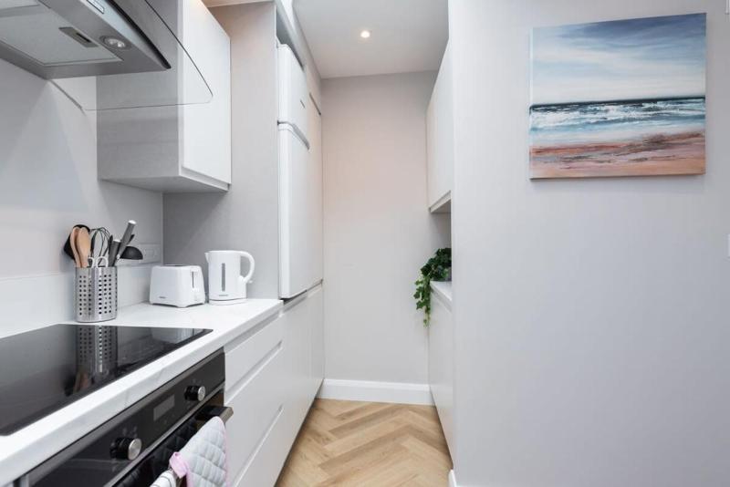 LOVELY 2bed HOME with patio & fast reliable WIFI - image 2