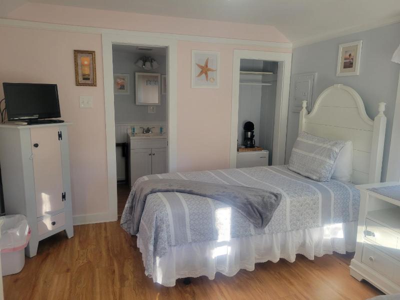 Standard Twin Room image 1