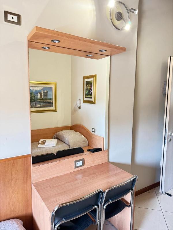 Single Room image 3