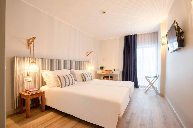 One-Bedroom Apartment with City View image 1