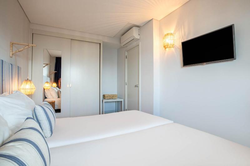 Twin Room image 3