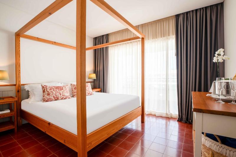 Three-Bedroom Apartment with Balcony and Pool View image 3