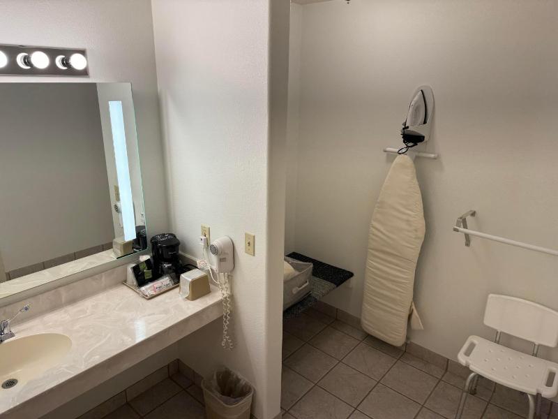 Deluxe Queen Room with Two Queen Beds No Pets - Disability Access image 2