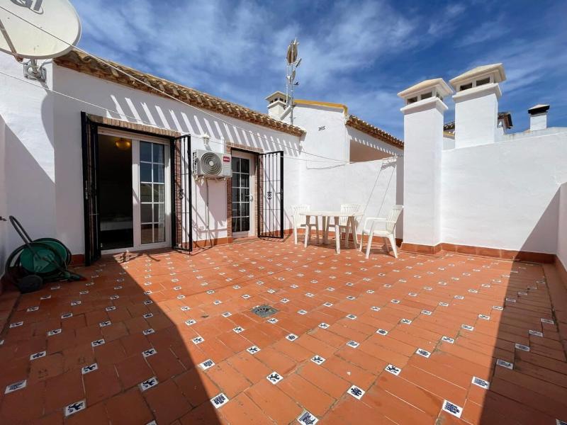 3 Bed Townhouse Overlooking Com Pool LD314 - image 2