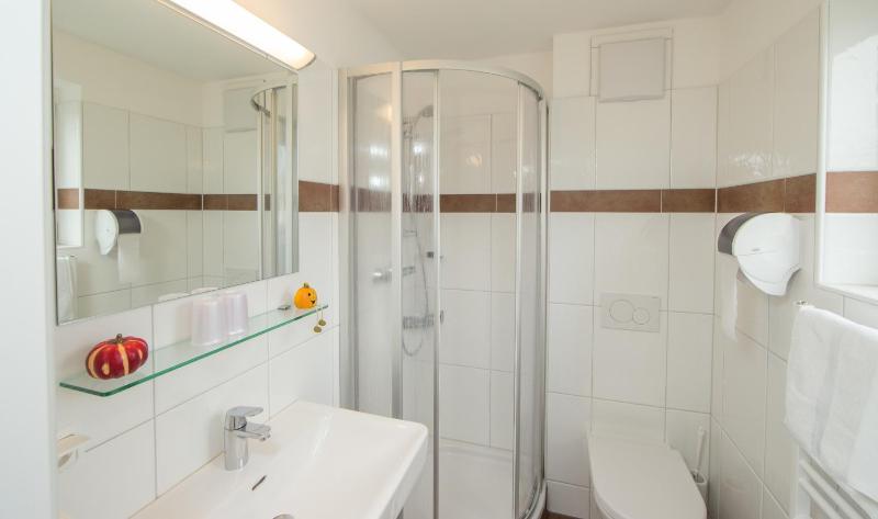 Twin Room image 3