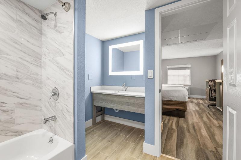 Queen Room with Two Queen Beds - Non-Smoking image 3