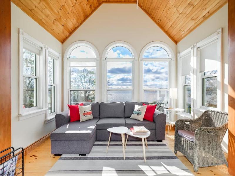 stunning-waterfront-home-25min-to-downtown-ottawa