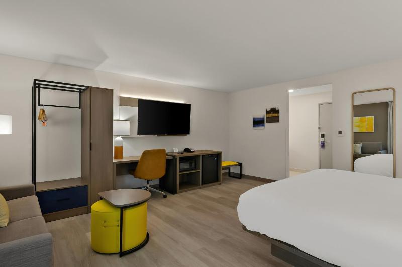 King Suite with Sofa Bed - Non Smoking/Pet Friendly image 2