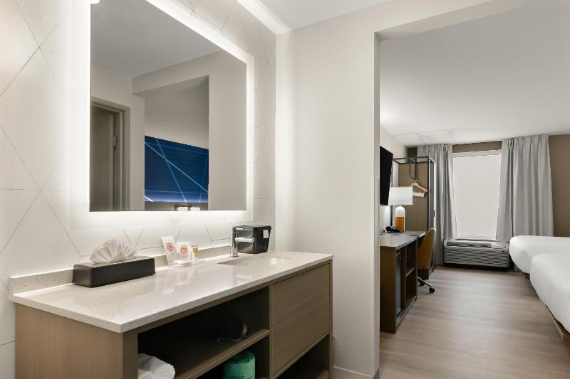 Queen Room image 4