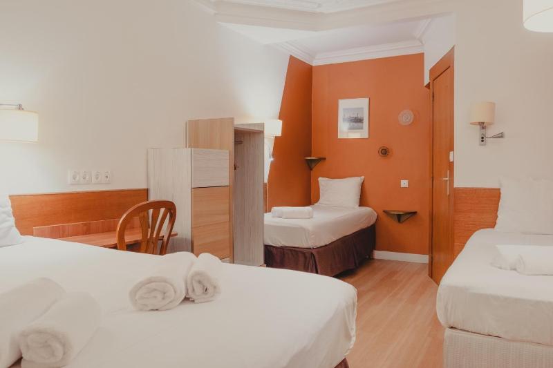 Quadruple Room with private toilet (Shared shower on the floor) image 1