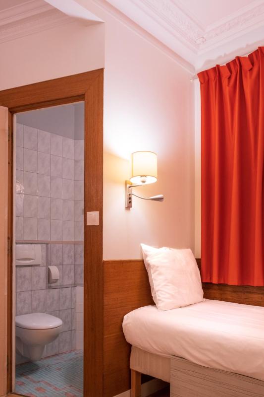 Triple Room with private toilet (shared shower on the floor) image 3