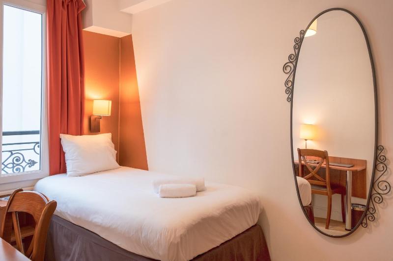 Single Room (shared Shower and Toilet on the floor) image 3