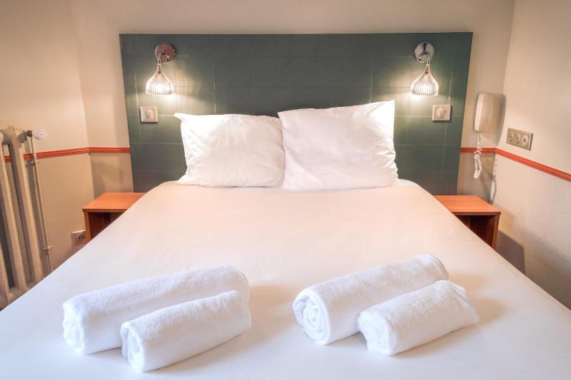 Double Room (shared Shower and Toilet on the floor) image 1