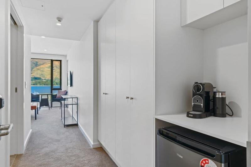 Lake View Studio Apartment - image 5
