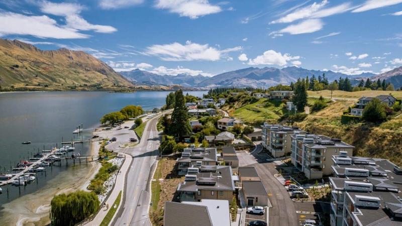 Lake View Studio Apartment - image 12