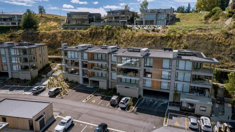 Lake View Studio Apartment - image 7