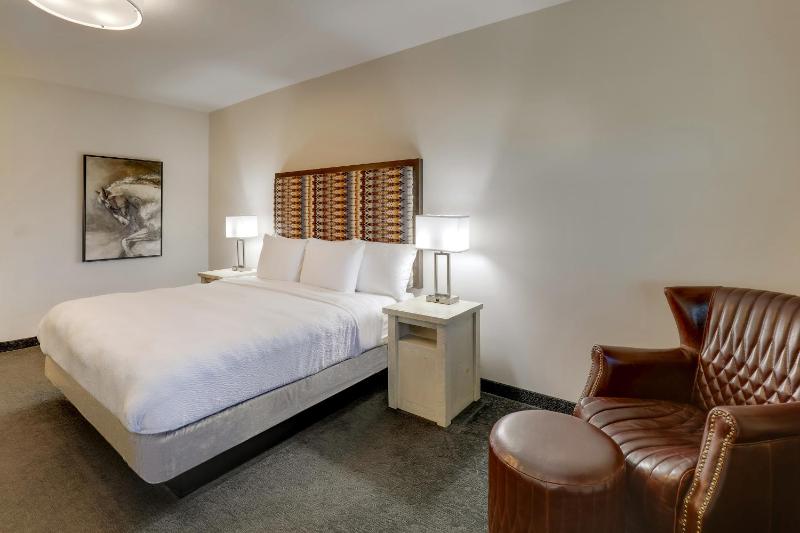 Deluxe King Room image 1