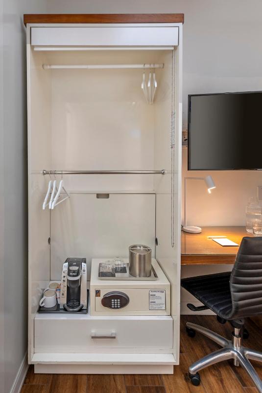 Twin Room with Garden View image 4