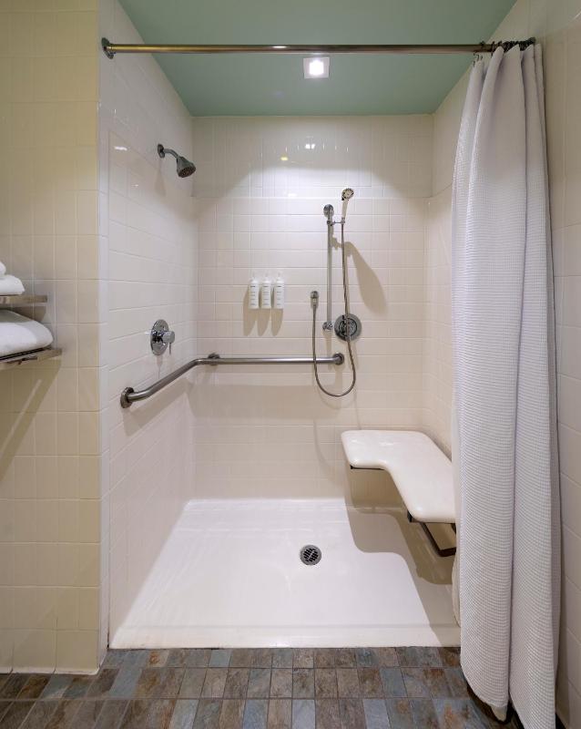 Queen Room with Roll-In Shower - Disability Access image 3