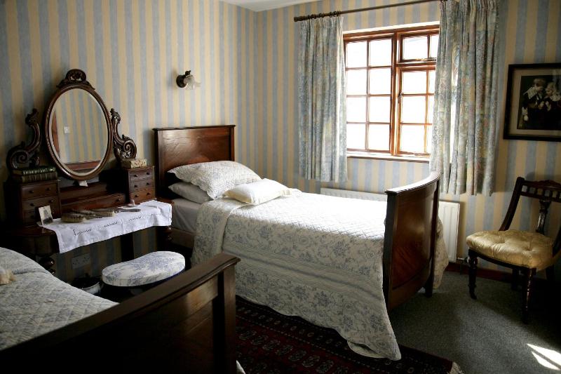 Twin Room image 3