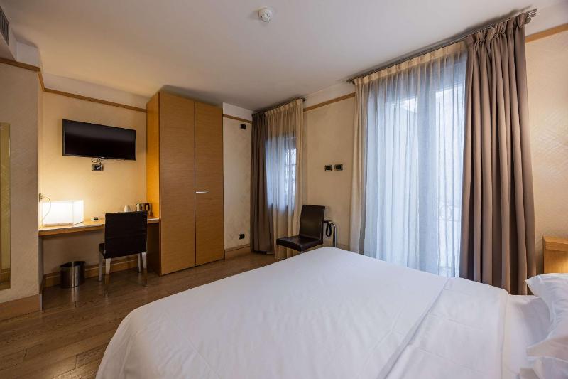 Double Room image 3
