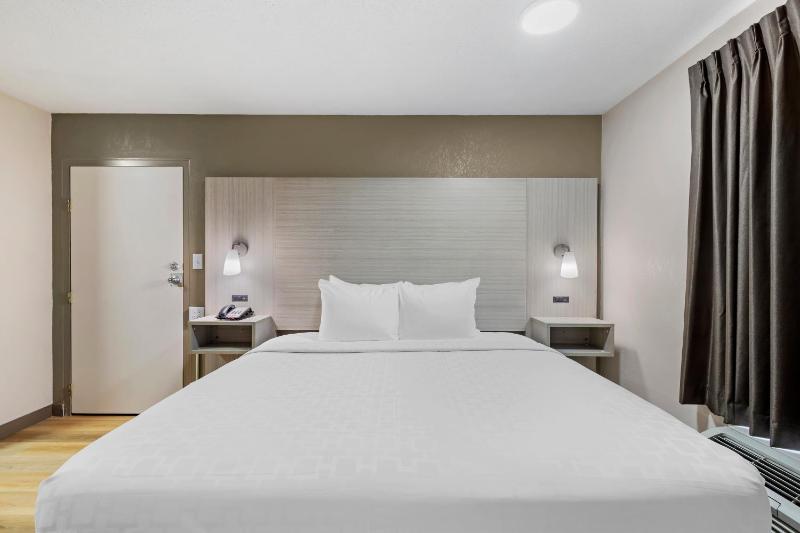 King Room - Non-Smoking image 4
