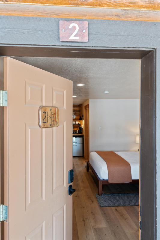 Deluxe King Room image 2