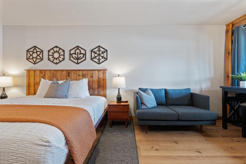 Deluxe King Room image 3