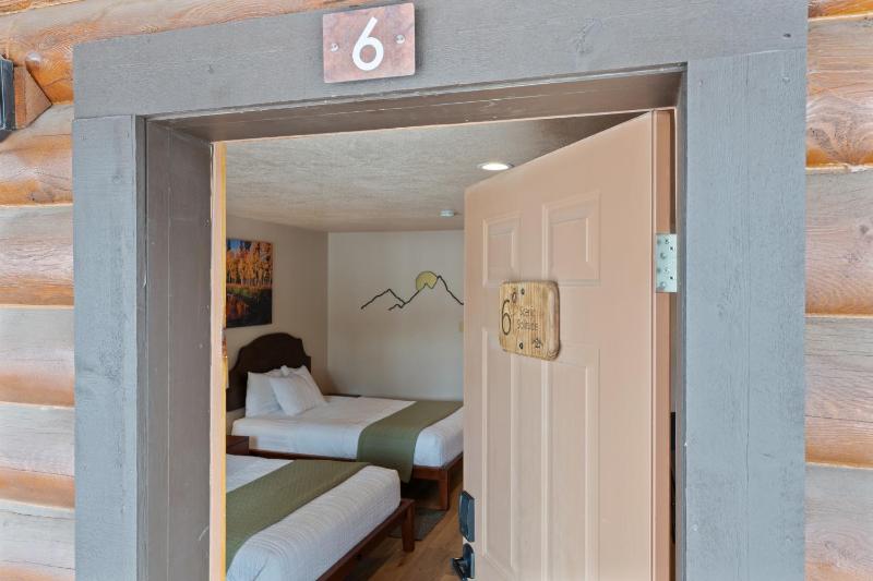 Queen Room - Disability Access image 4