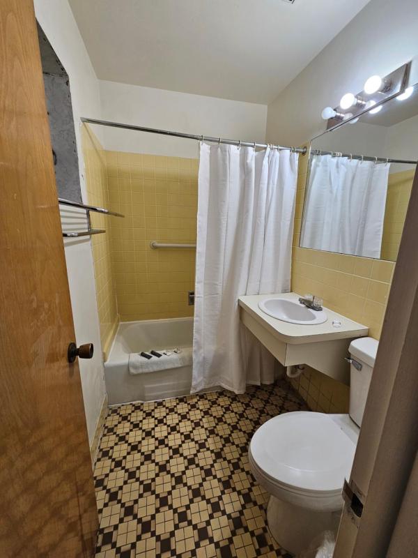 King Room - Non-Smoking image 3