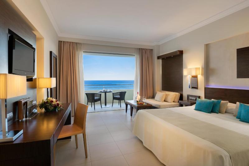 Deluxe Room with Sea View image 1